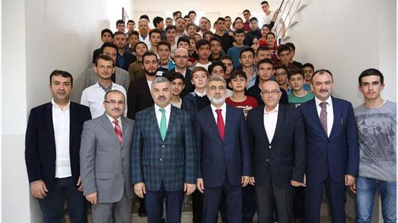 Milletvekilimiz Sayın Taner Yıldız ve Belediye Başkanımız Sayın Mustafa Çelik, Erciyes Anadolu İmam Hatip Lisesi Öğrencileriyle Bir Araya Geldi