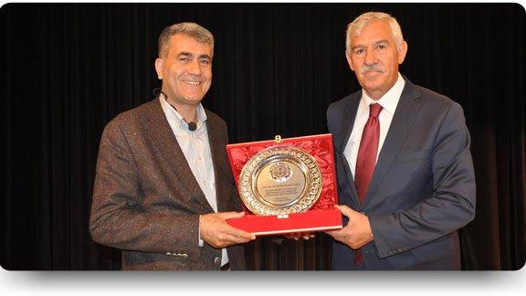 İl Milli Eğitim Müdürümüz Osman Elmalı, Ben Kimim, Kendimi Nasıl Yönetiyorum konulu konferansa Katıldı.