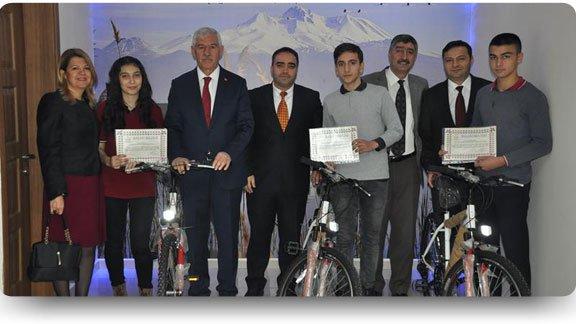 Kitap Okuma Etkinliğinde Dereceye Giren Öğrenciler İl Milli Eğitim Müdürü Osman Elmalı Tarafından Bisikletle Ödüllendirildi