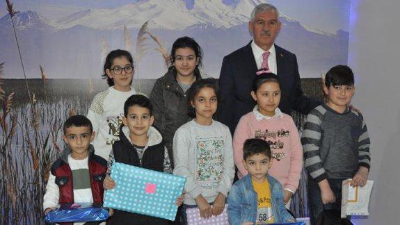 Milli Eğitim Müdürümüz Osman Elmalı karne alan şehit çocuklarını ödüllendirdi