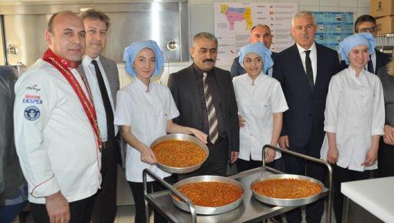 Yemek Yarışmasında Türkiye Derecesi Yapan Öğrenciler Hünerlerini Sundular.