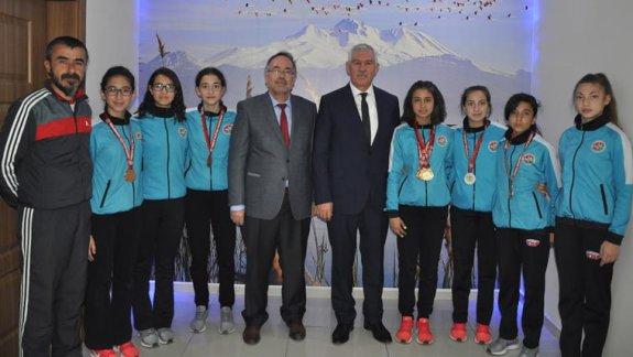 İl Milli Eğitim Müdürümüz Osman Elmalı Türkiye Şampiyonu Atletleri Kabul Etti.