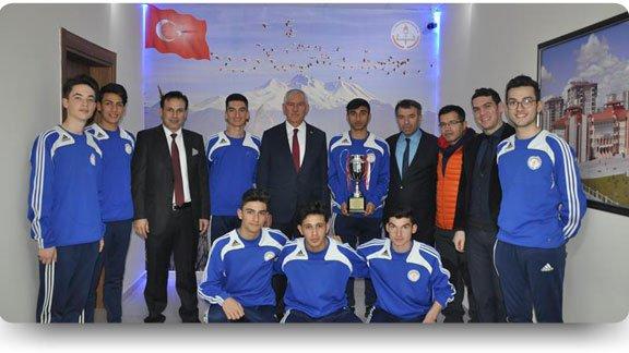 İl Milli Eğitim Müdürümüz Osman Elmalı Futsal Türkiye Üçüncüsü Takımı Kabul Etti