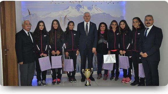  İl Milli Eğitim Müdürümüz Osman Elmalı Türkiye Şampiyonu Atletleri Ödüllendirdi