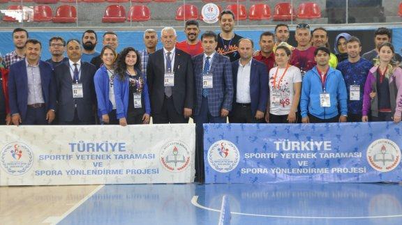 Yetenek Taramasına İl Milli Eğitim Müdürümüz Osman Elmalı, Gençlik Hizmetleri Ve Spor İl Müdürü Murat  Eskiciden Ziyaret