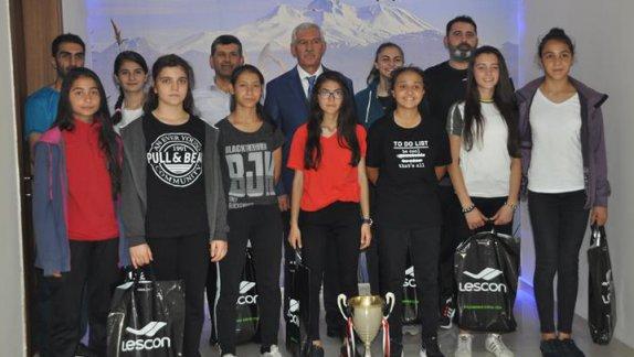 Türkiye Şampiyon Kızları İl Milli Eğitim Müdürümüz Osman Elmalı Ödüllendirdi.