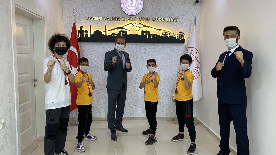 Türkiye Karate Şampiyonası'nda derece yapan öğrencilerimiz İl Milli Eğitim Müdürümüz Sayın Celalettin EKİNCİ' yi ziyaret ettiler.