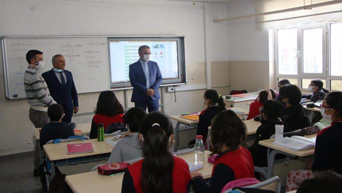 İl Milli Eğitim Müdürümüz Sayın Ayhan TELTİK, Şıh Mehmet Gazioğlu Ortaokulunda öğretmenlerle bir araya gelerek okulda incelemelerde bulundu.