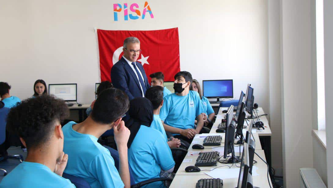 İl Milli Eğitim Müdürümüz Sayın Ayhan TELTİK, Mehmet Akif İnan Anadolu Lisesinde yapılacak olan PISA sınavı öncesi sınav salonunda incelemelerde bulundu