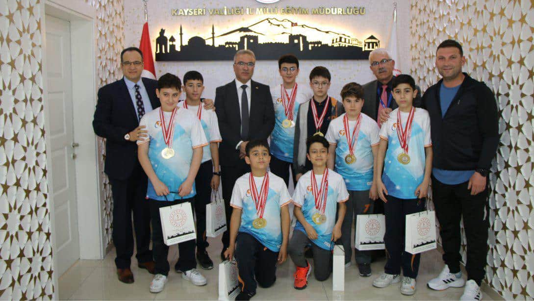 İl Milli Eğitim Müdürümüz Sayın Ayhan TELTİK, Türkiye Finallerine Katılacak Olan Tekden Koleji Ortaokulu Erkekler Yüzme Takımını Makamında Kabul Etti