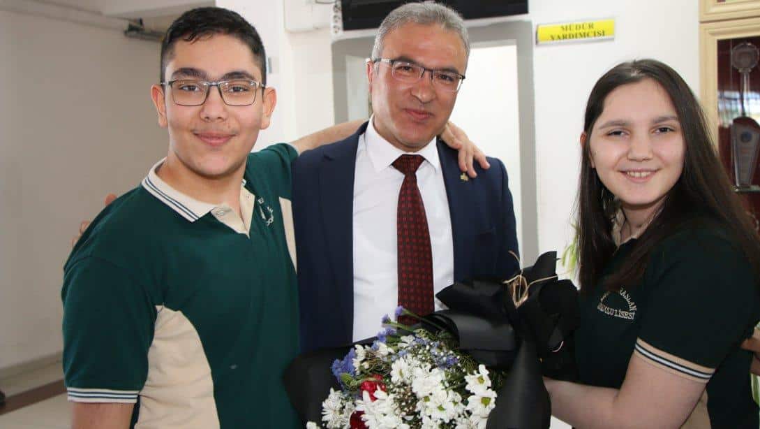 İl Milli Eğitim Müdürümüz Sayın Ayhan TELTİK, Mustafa Eraslan Anadolu Lisesi öğrencileri Nisa KÜÇÜKALEMDAR ve Polat ESEN'i okullarında ziyaret etti.