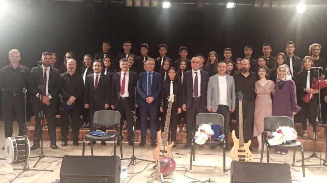 İl Millî Eğitim Müdürümüz Sayın Ayhan TELTİK,Vefa Anadolu Lisesi'nin Düzenlediği Resim Sergisi ve Halk Müziği Konserine Katıldı