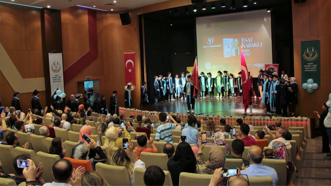 İl Millî Eğitim Müdürümüz Sayın Ayhan Teltik, Şehit Cennet Yiğit İmam Hatip Ortaokulunun düzenlediği mezuniyet törenine katıldı.