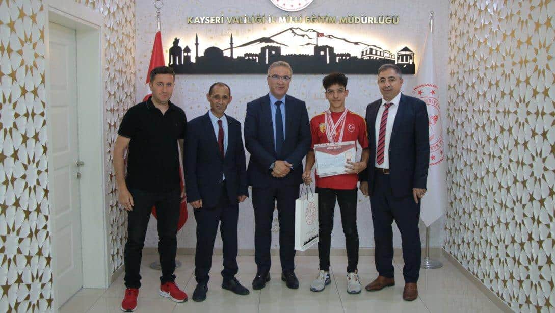 İl Millî Eğitim Müdürümüz Sayın Ayhan Teltik, Türkiye bilek güreşi şampiyonunu kabul etti