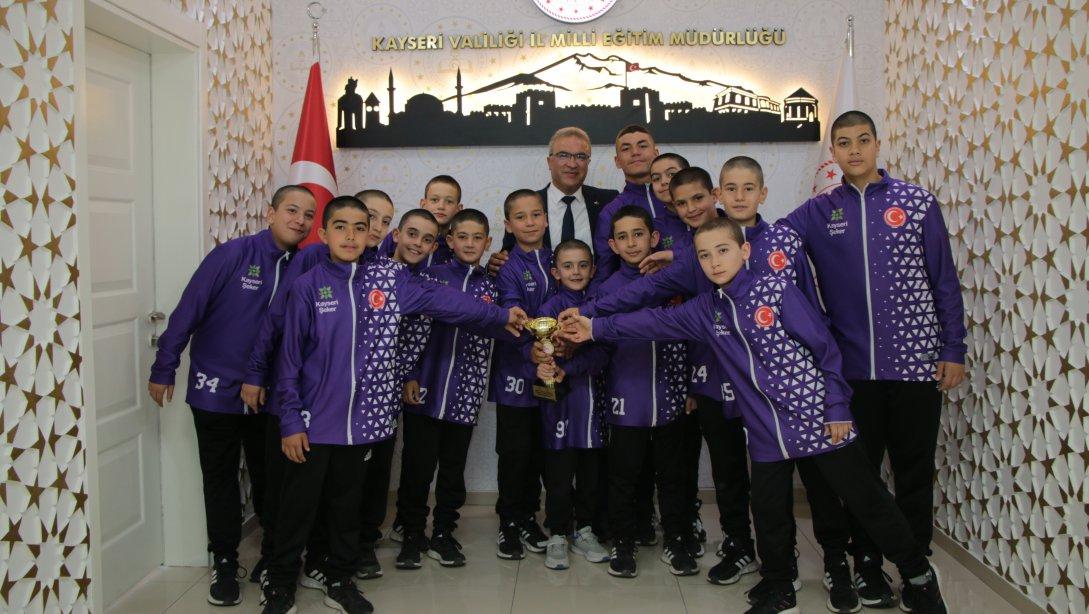 İl Millî Eğitim Müdürümüz Sn. Ayhan Teltik Bünyan Şehit Cennet Yiğit Ortaokulu öğrencilerini kabul etti.
