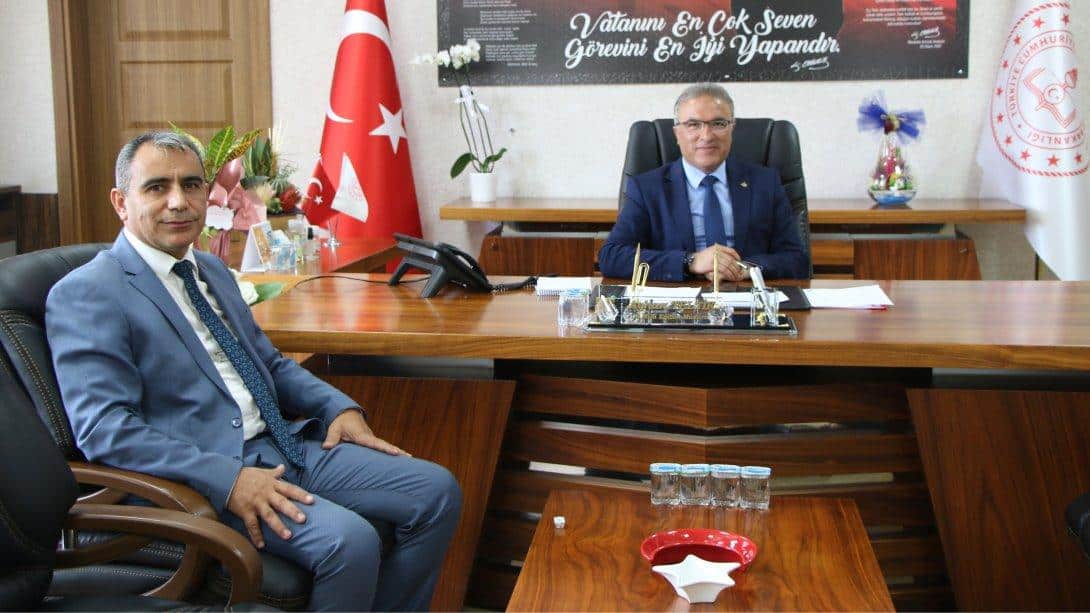 Ülfet Kızıklı İlköğretim Okulu Müdürü Sn. Mehmet Akif Tamer, İl Millî Eğitim Müdürümüz Sn. Ayhan Teltik'i Ziyaret Etti