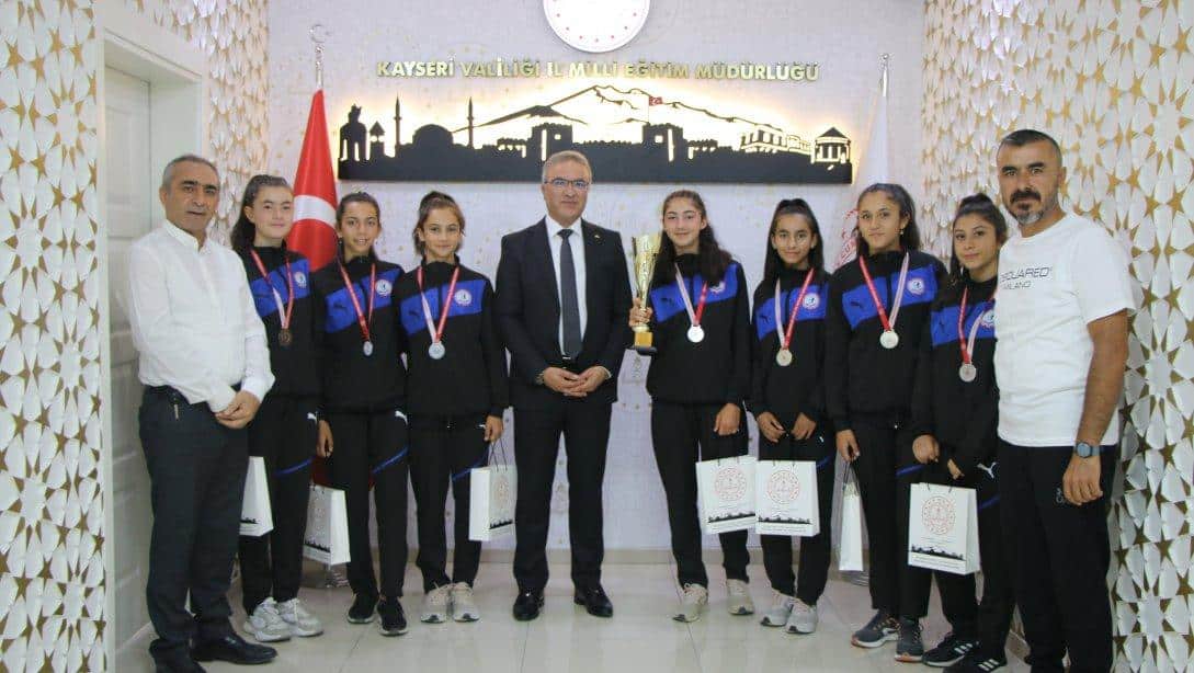 İl Millî Eğitim Müdürümüz Sn. Ayhan Teltik, Diyarbakır'da düzenlenen Yıldız Kızlar Atletizm Şampiyonasında Türkiye 2.si olan Mehmet Kemal Dedeman Ortaokulu öğrencilerini makamında kabul edip ödüllendirdi.