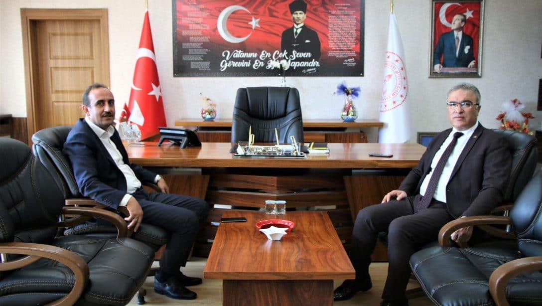 İncesu Belediye Başkanı Sn. Mustafa İlmek, İl Millî Eğitim Müdürümüz Sn. Ayhan Teltik'i makamında ziyaret etti.