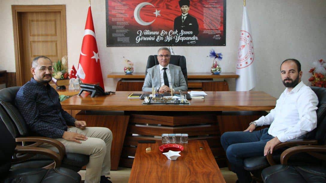 İki Kare Eğitim Kurumları yöneticileri Sn. Ahmet Yaşar ve Sn. Akif Ersoy İl Millî Eğitim Müdürümüz Sn. Ayhan Teltik'i makamında ziyaret ettiler.