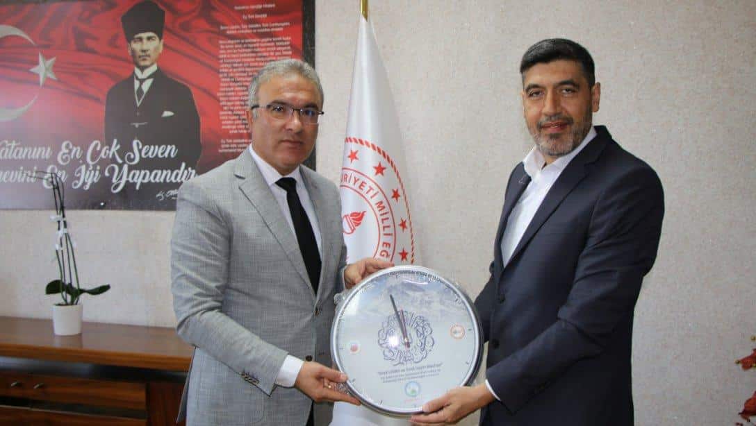 Kayseri Pozitif Gençlik  Spor ve İzcilik Kulübü Başkanı Mustafa Olgunharputlu, İl Millî Eğitim Müdürümüz Sn. Ayhan Teltik'i Ziyaret Etti