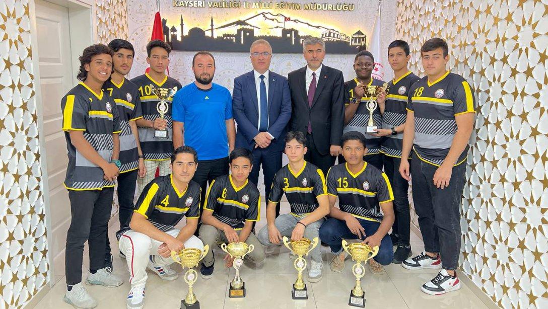 Uluslararası Şehit Ömer Halisdemir AİHL Müdürü Sn.Mahmut Koşar ve Türkiye Şampiyonu okul kriket takımı İl Millî Eğitim Müdürü Sn.Ayhan Teltik'i makamında ziyaret etti. 