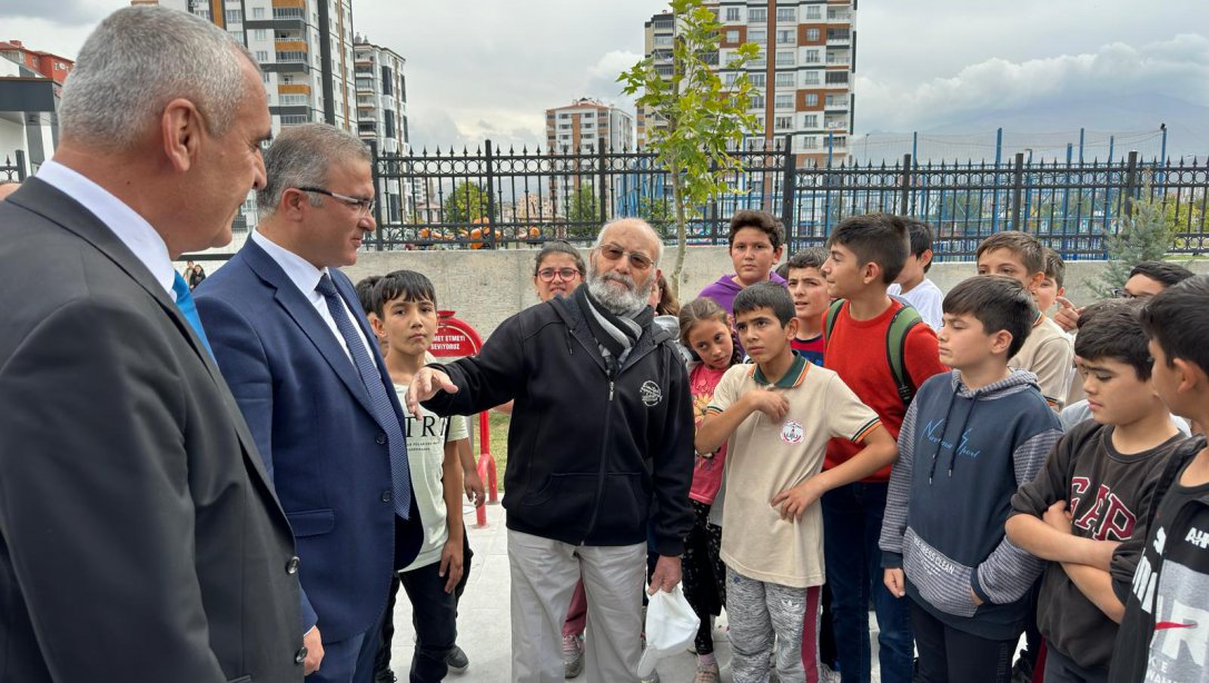 İl Milli Eğitim Müdürümüz Sn. Ayhan Teltik ve Hayırsever İş İnsanı Sn. Osman Ulubaş, Melikgazi Kazım Karabekir mahallesinde Osman Ulubaş'ın yaptırdığı okullarda öğrencilerle buluştu.