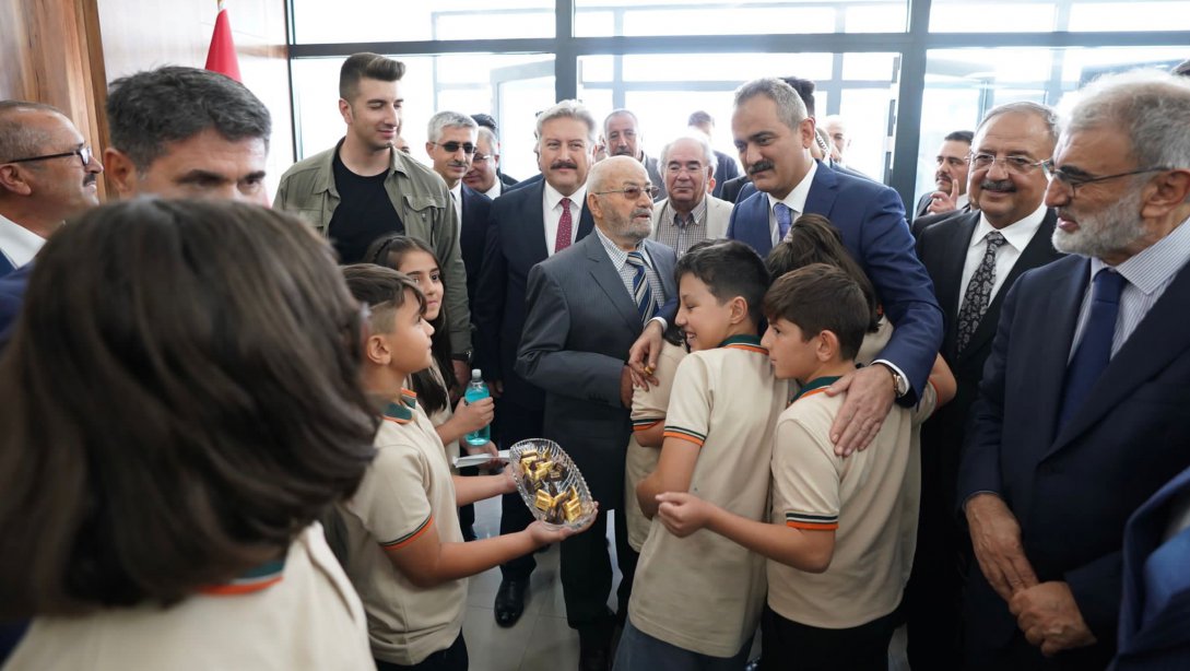 Millî Eğitim Bakanımız Sn. Mahmut Özer, Açılışını Yaptığı Osman Ulubaş Melikgazi Ortaokulu'nu Gezerek Öğrenciler İle Sohbet Etti