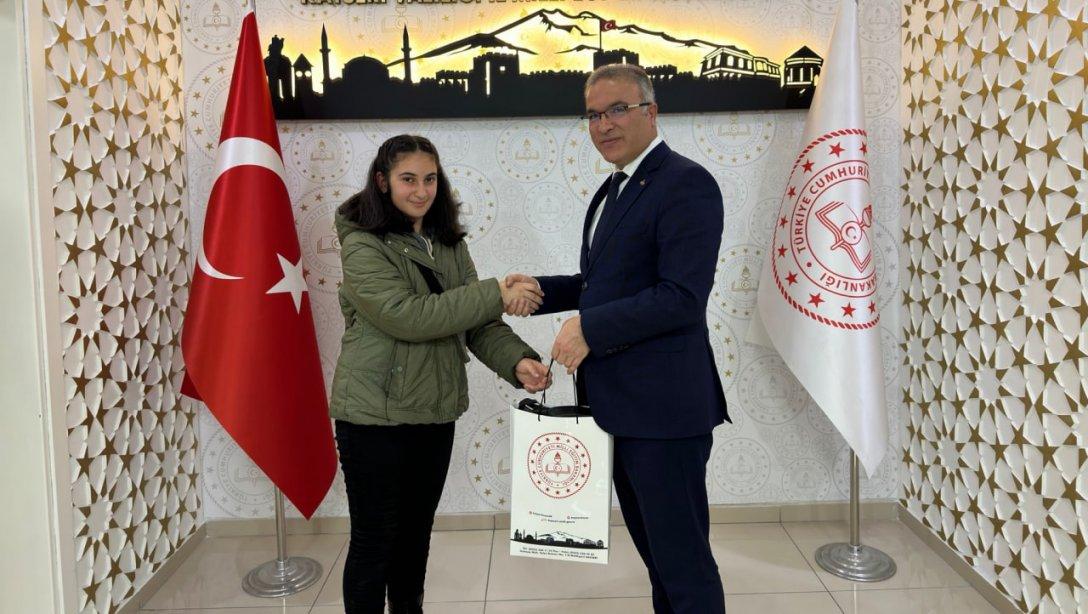 İl Millî Eğitim Müdürümüz Sayın Ayhan Teltik Talas Şehit Cengiz Timurcuoğlu Ortaokulu öğrencisi Hanife Nur Topalsoy'u kabul etti