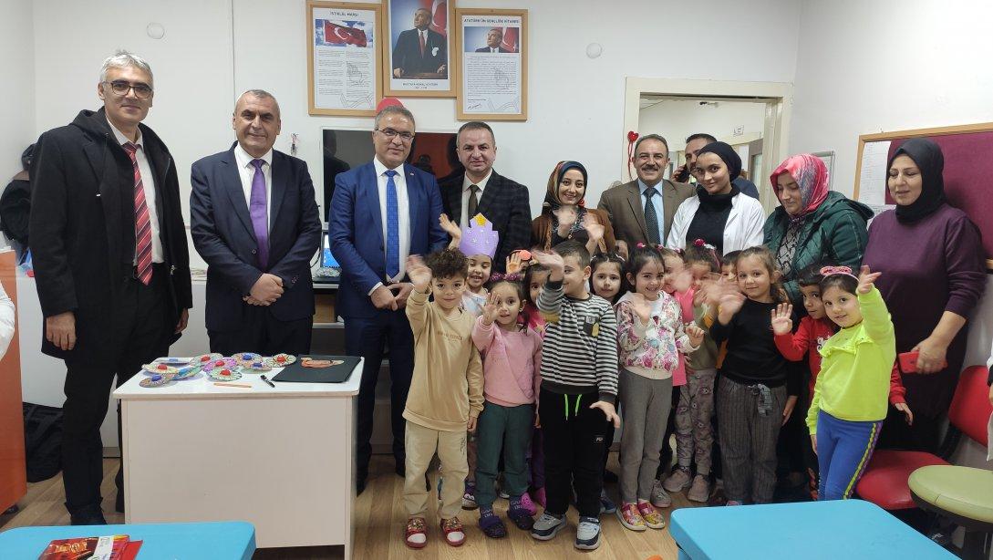 İl Millî Eğitim Müdürümüz Sayın Ayhan Teltik Malazgirt Şehit Murat Boyraz Anaokulunu ziyaret ederek minik öğrencilerle bir araya geldi