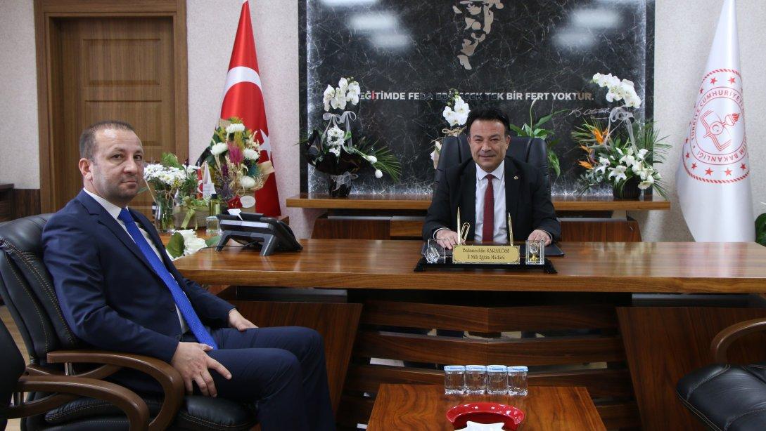 Kayseri Üniversitesi Kütüphane ve Dokümantasyon Daire Başkanı Murat Büyükbaş İl Millî Eğitim Müdürümüz Sayın Bahameddin Karaköse'yi makamında ziyaret etti.