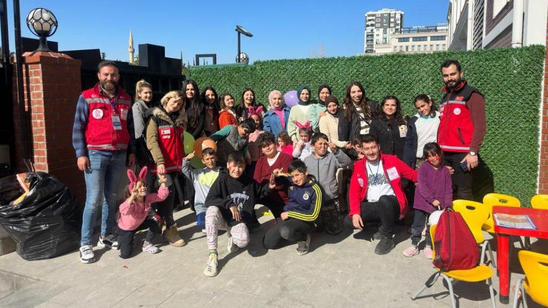 Depremden etkilenen çocuklarımıza psikolojik ilk yardım ve danışma desteği vermek üzere Adana'ya giden uzmanlarımız göreve başladı.