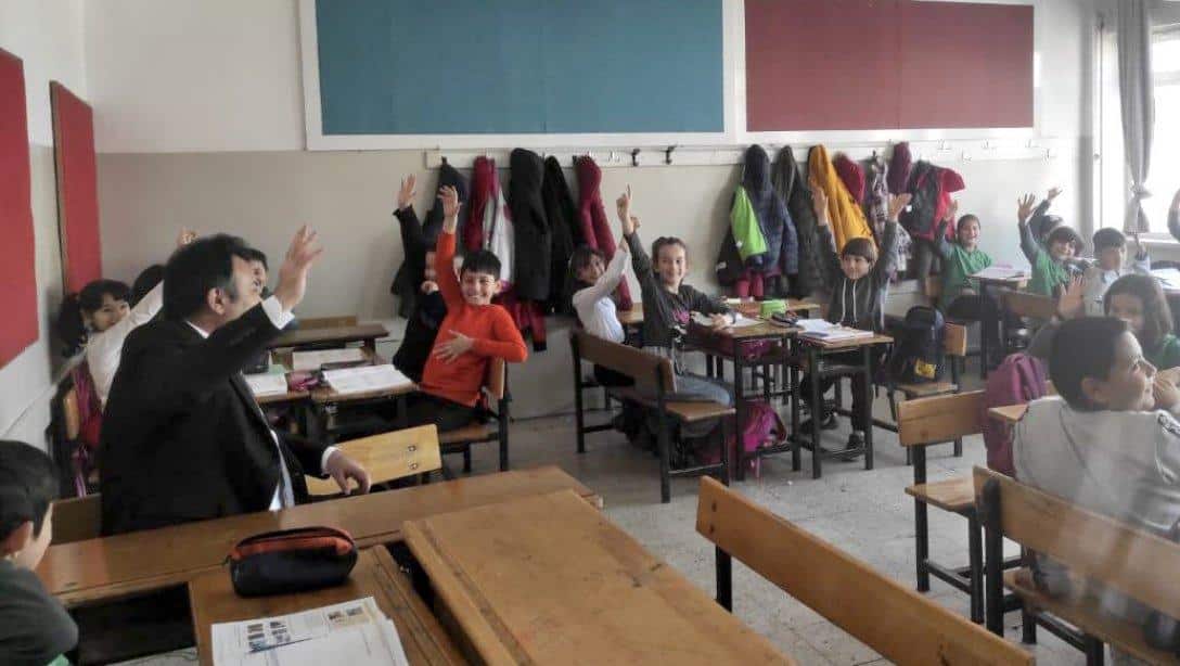 İl Millî Eğitim Müdürümüz Sayın Bahameddin KARAKÖSE Ergenekon İlkokulunda deprem nedeniyle ilimize nakil gelen öğrencilerle bir araya gelerek kendileriyle yakından ilgilendi.