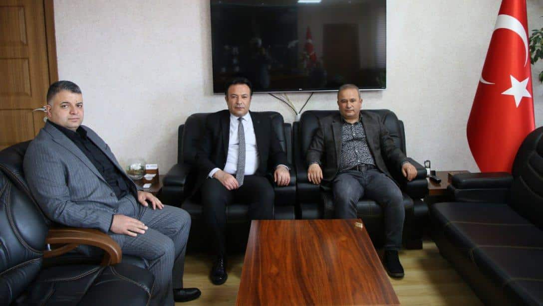 Akkışla Belediye Başkanı Ayhan Arslan ve Akkışla AK Parti İlçe Başkanı Özgür Özuzun İl Millî Eğitim Müdürümüz Bahameddin Karaköse'yi makamında ziyaret ettiler.