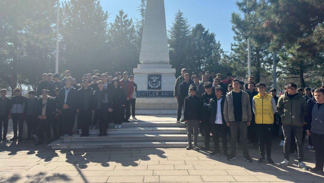 18 Mart Çanakkale Zaferi ve Şehitleri Anma Günü etkinlikleri kapsamında, ilimizdeki okulların öğrencileri Kayseri Garnizonu ve Hava Şehitliği ile Polis Şehitliği'ni ziyaret ettiler.