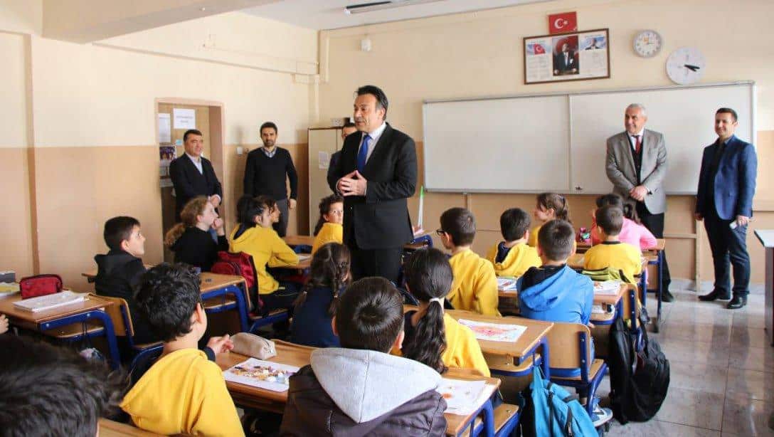 İl Millî Eğitim Müdürümüz Bahameddin Karaköse TIMMS sınavının yapılacağı Sema Yazar Ortaokulunu ziyaret ederek sınav öncesi burada incelemelerde bulundu