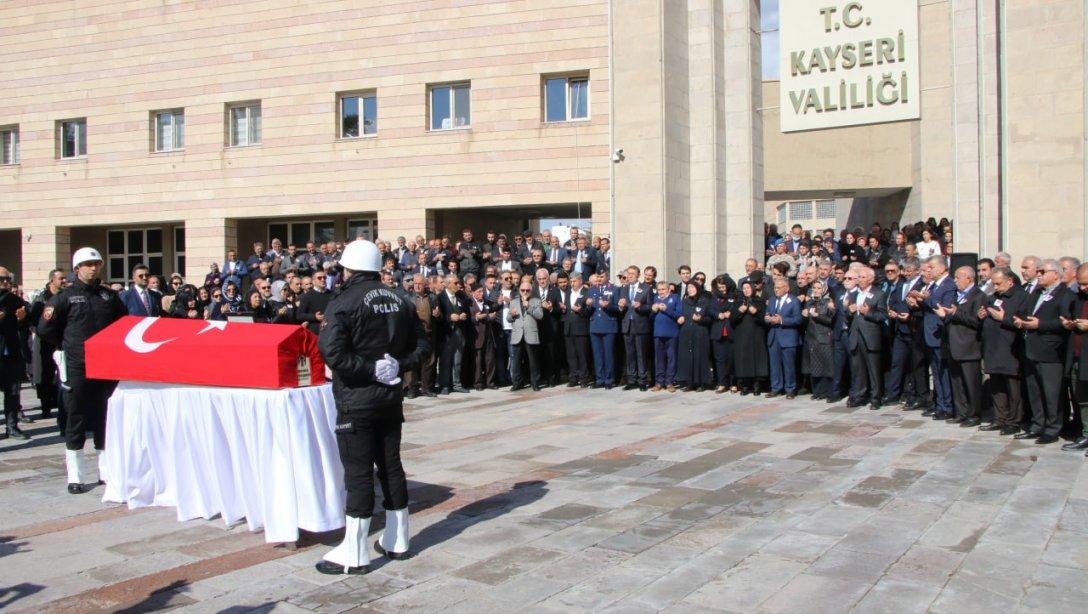 74 yaşında hayatını kaybeden AK Parti 22. Dönem Kayseri Milletvekili Mustafa Duru için Kayseri Valiliğinde tören düzenlendi.