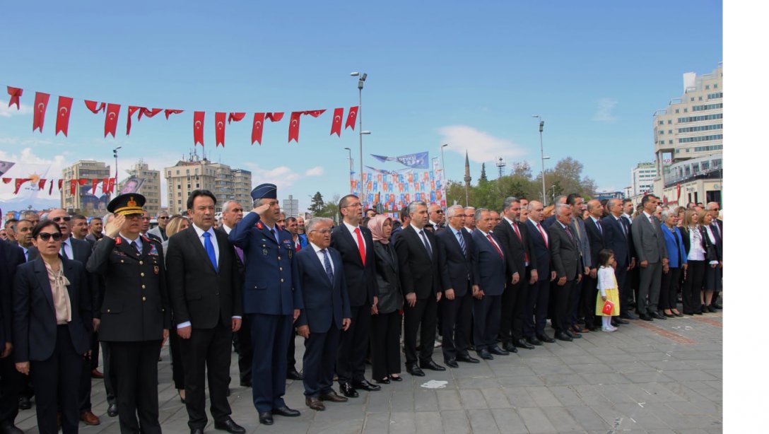23 Nisan Ulusal Egemenlik ve Çocuk Bayramı'nın 103. yıl dönümü Cumhuriyet Meydanı Atatürk Anıtı önünde düzenlenen törenle kutlandı. 