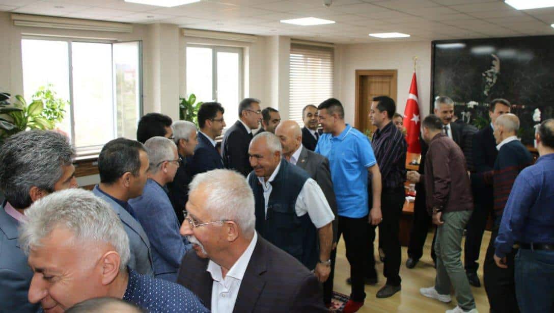 İl Millî Eğitim Müdürümüz Bahameddin Karaköse makamında kurum yöneticileri ve personeliyle bayramlaştı.
