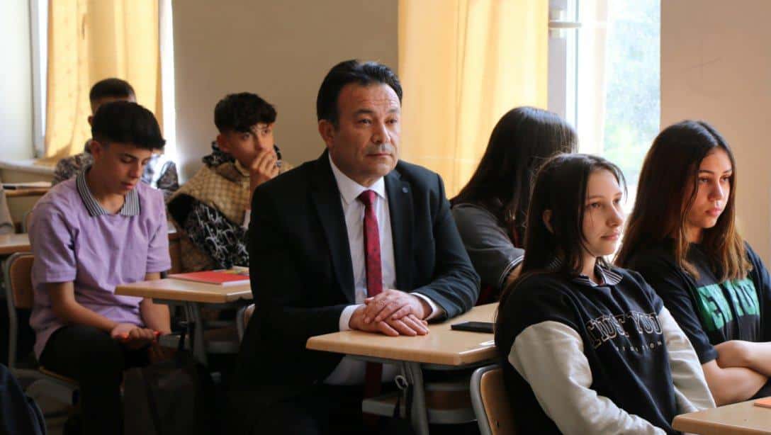 Talas Atatürk Mesleki ve Teknik Anadolu Lisesini ziyaret eden İl Millî Eğitim Müdürümüz Bahameddin Karaköse derslere girip öğrencilerin sunumlarını izledi.