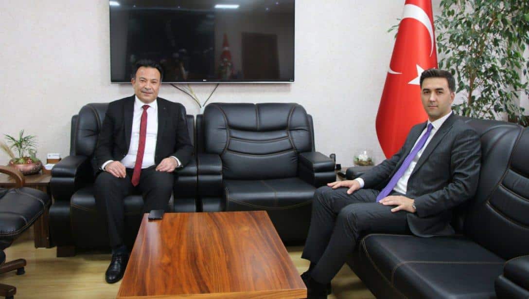 Yahyalı Kaymakamı Mehmet Kaya İl Millî Eğitim Müdürümüz Bahameddin Karaköse'ye nezaket ziyaretinde bulundu.