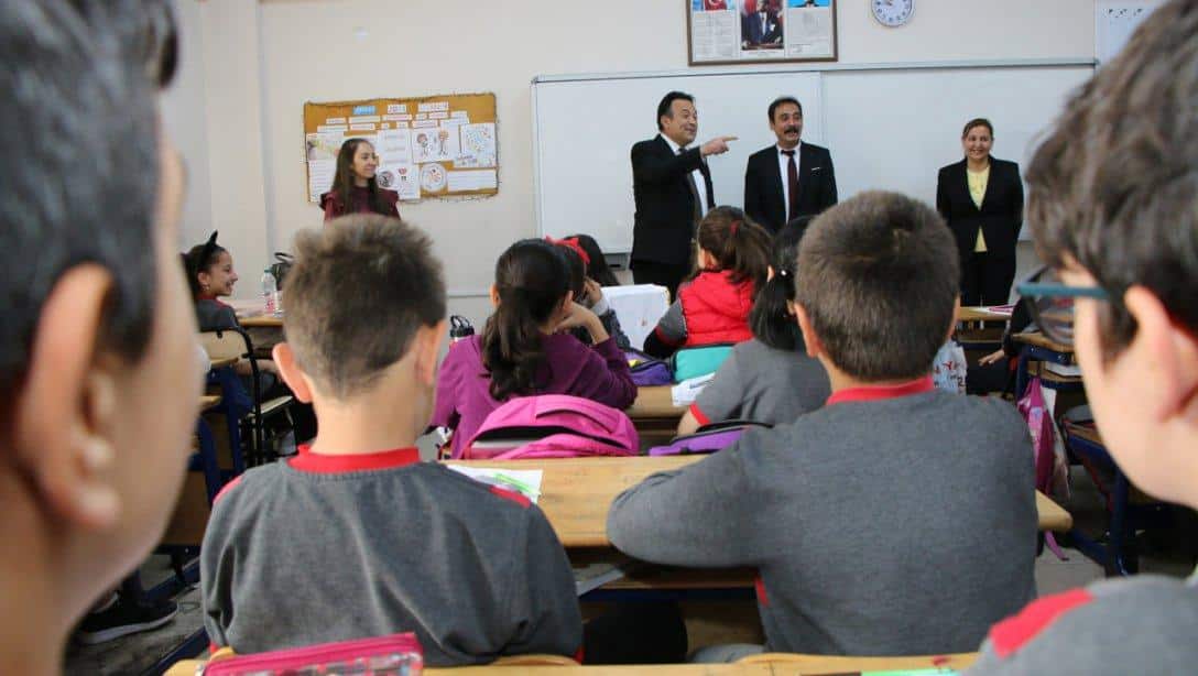 İl Millî Eğitim Müdürümüz Bahameddin Karaköse Hikmet Kozan Ortaokulunu ziyaret ederek TIMSS sınavına katılacak öğrencilere başarılar diledi.