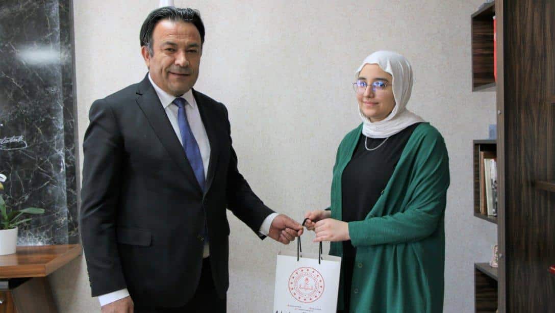 İl Millî Eğitim Müdürümüz Bahameddin Karaköse, 52 Ülkeden 189 öğrencinin katıldığı 3. Avrupa Kızlar Bilgisayar Olimpiyatında 2. olarak gümüş madalya alan ve ülkemizi temsil eden Osman Ulubaş Fen Lisesi öğrencisi Bergüzar Yürüm'ü makamında kabul etti.