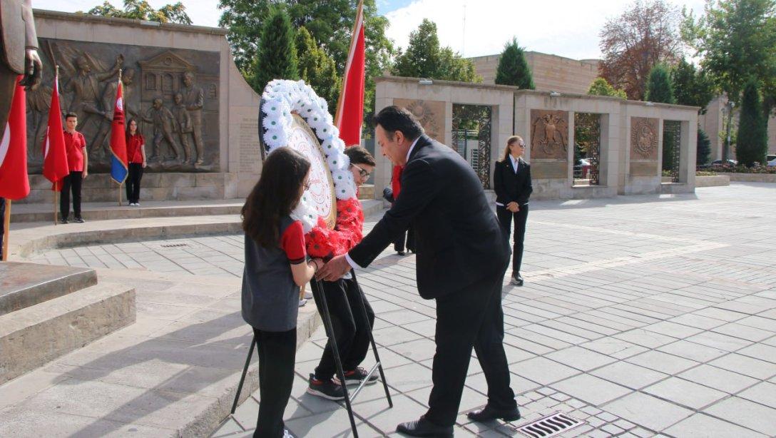 2023-2024 Eğitim-Öğretim Yılı Münasebetiyle İl Millî Eğitim Müdürümüz Bahameddin Karaköse tarafından Atatürk Anıtına çelenk sunuldu.