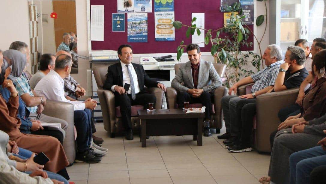 İl Millî Eğitim Müdürümüz Bahameddin Karaköse, Hoca Ahmet Yesevi İlkokulunu ziyaret ederek öğretmenler odasında öğretmenlerle bir araya geldi.