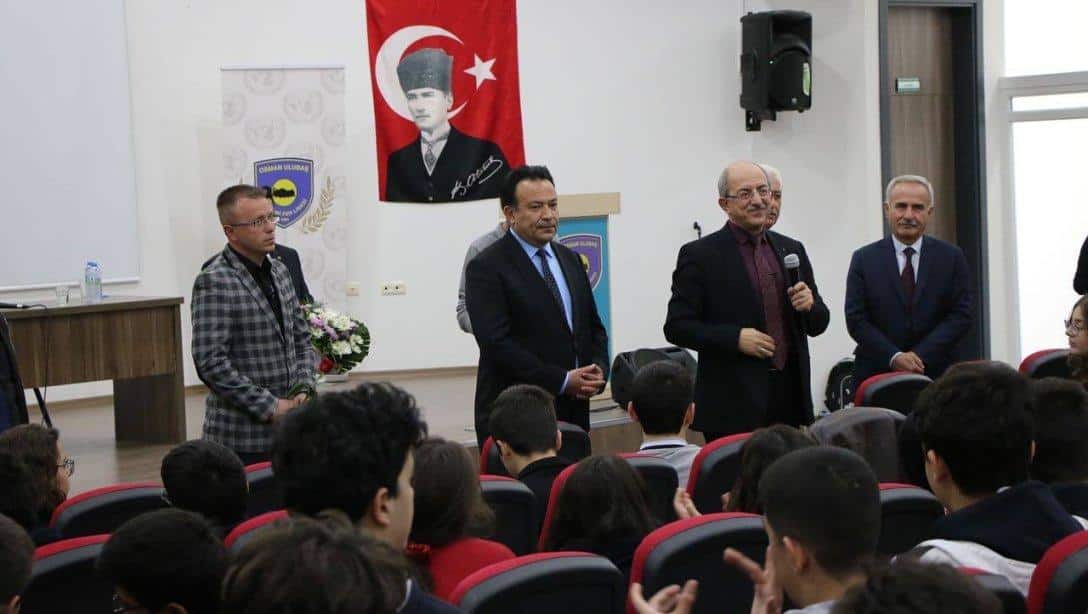 Kayseri'nin yetiştirdiği Türkiye çapında tanınmış bir gönül insanı olan Op.Dr. Kemal Tekden, Kayseri Osman Ulubaş Fen Lisesi öğrencileriyle buluştu.
