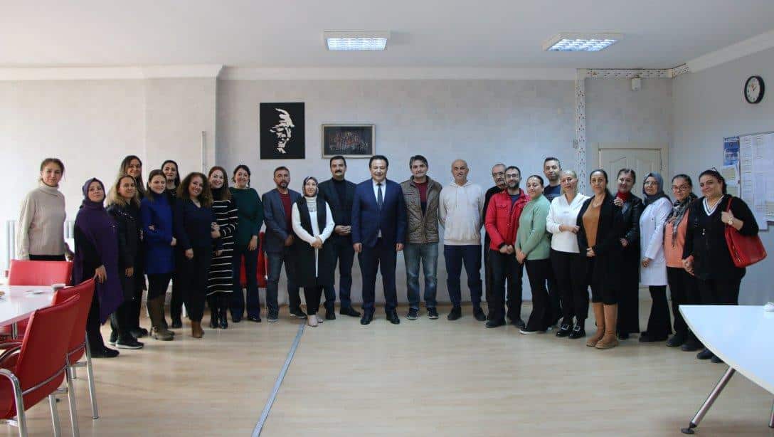 İl Millî Eğitim Müdürümüz Bahameddin Karaköse, 75. Yıl Borsa İstanbul İlkokulu öğretmenleri ile öğretmenler odasında bir araya geldi. 