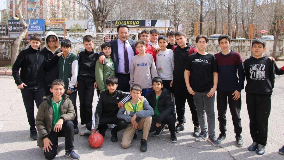 İl Millî Eğitim Müdürümüz Bahameddin Karaköse, Hoca Yusuf Erdem Ortaokulu'nda Öğrenci ve Öğretmenlerle Bir Araya Geldi.