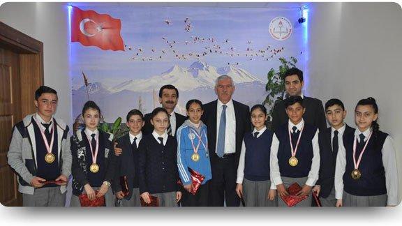 İl Milli Eğitim Müdürümüz Osman Elmalı Başarılı Öğrencileri Kabul Etti