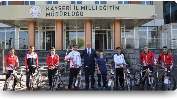 İl Milli Eğitim Müdürümüz Osman Elmalı, Başarılı Sporcuları Ödüllendirdi