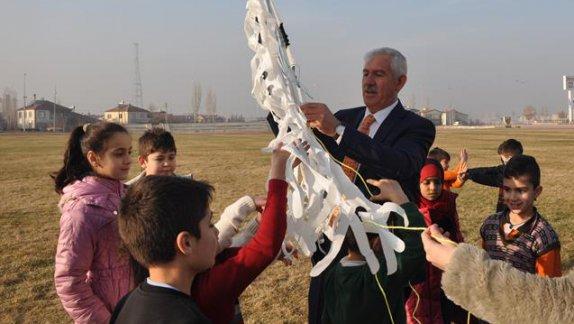 İl Milli Eğitim Müdürümüz Osman Elmalı Türk ve Suriyeli Öğrencilerin Uçurtma Etkinliğine Katıldı.
